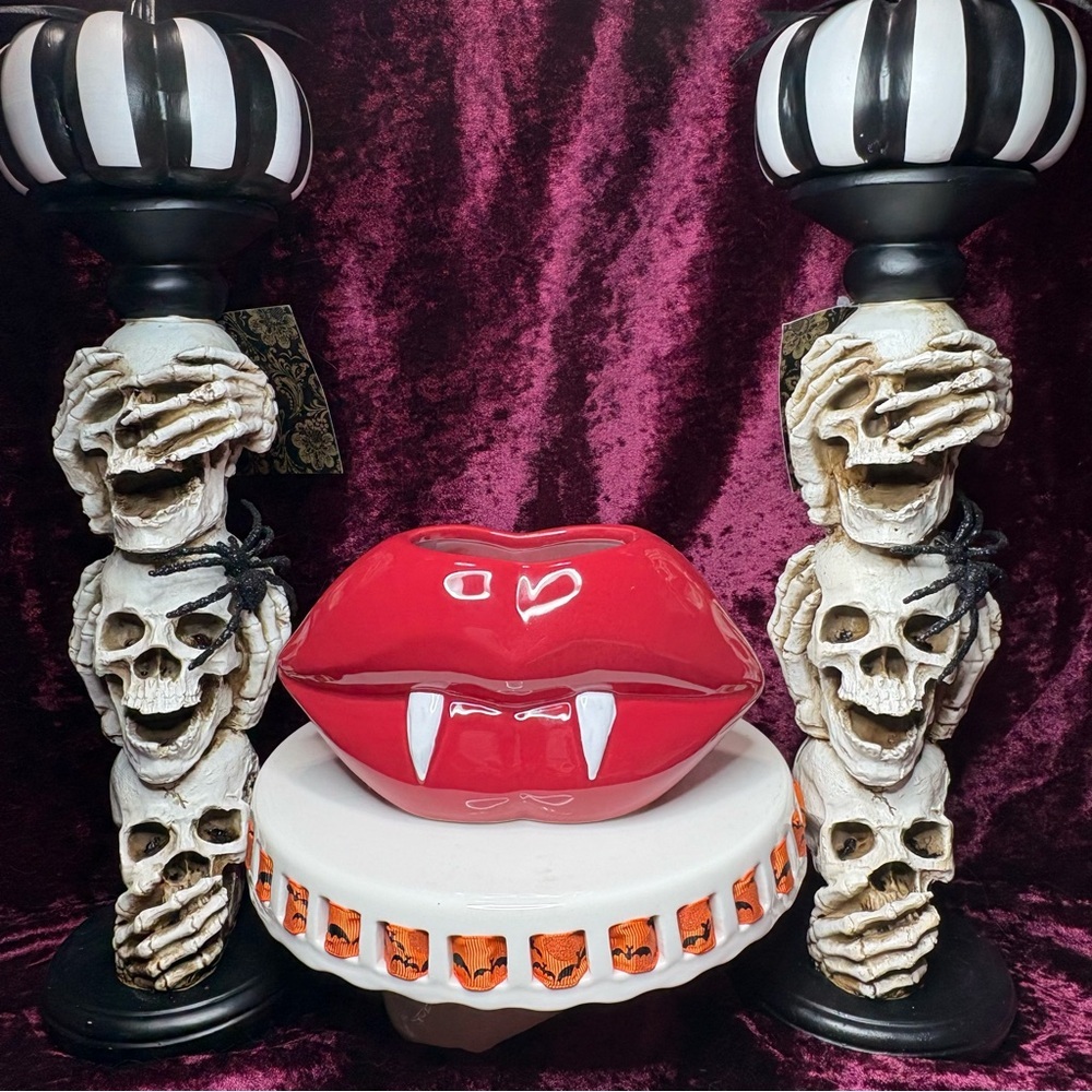 DW Home Goodies HTF Halloween Vampire Red Lips 'Forbidden Kiss' 2 Wick Candle - Picture 1 of 9